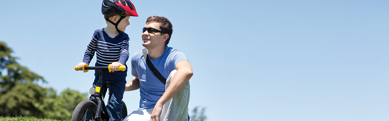 Deti sa bavia jazdou na odrážadlách