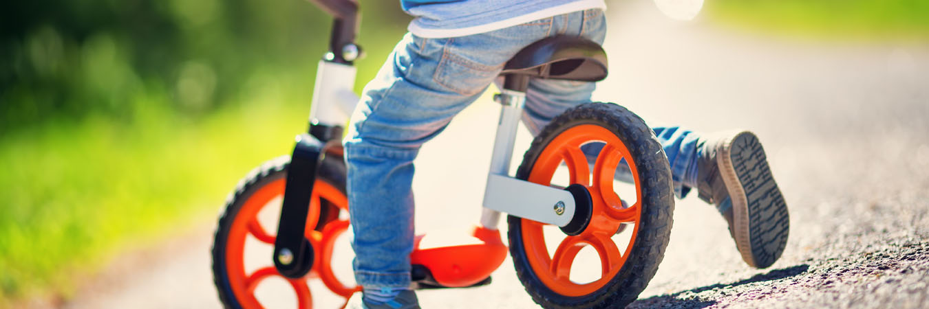 Dieťa na odrážadle vonku