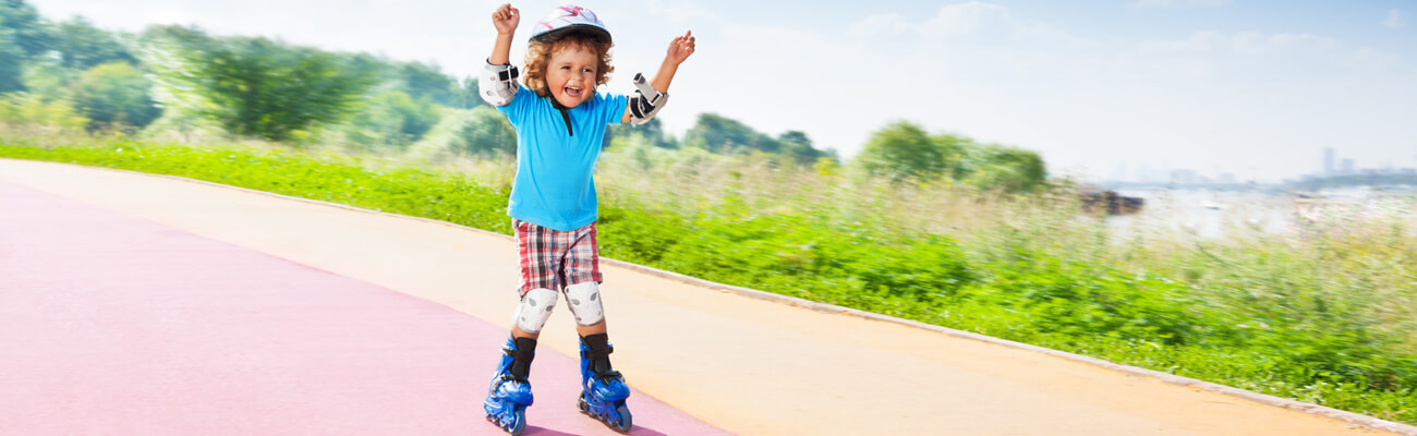 Skupina mladých ľudí sa baví pri jazde na kolieskových korčuliach