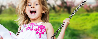 Ilustračné foto: Detská hojdačka zavesená na strome v záhrade