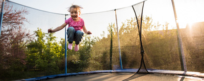 Ilustračné foto: Deti skákajúce na záhradnej trampolíne