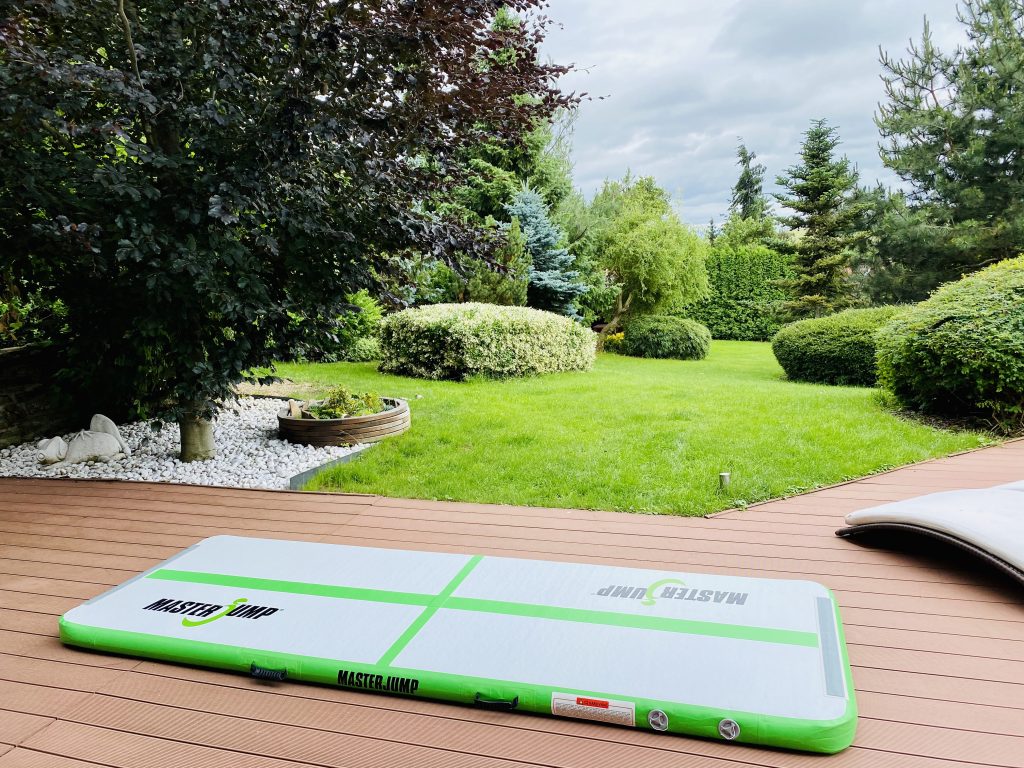 Dieťa Míši Salačovej cvičiace na airtracku - foto 1