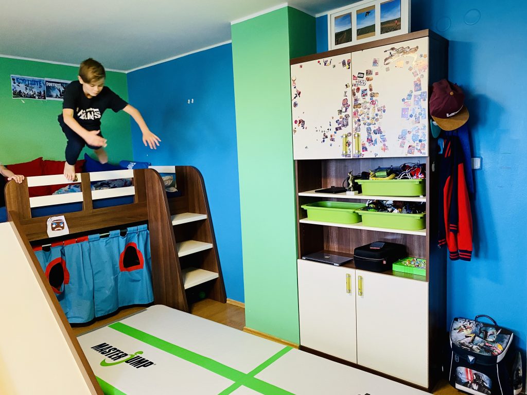 Dieťa Míši Salačovej cvičiace na airtracku - foto 2