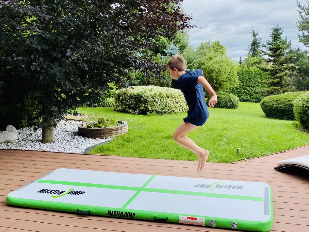 Dieťa Míši Salačovej cvičiace na airtracku - foto 3