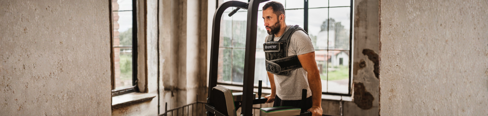 Športovec trénujúci so záťažovou vestou